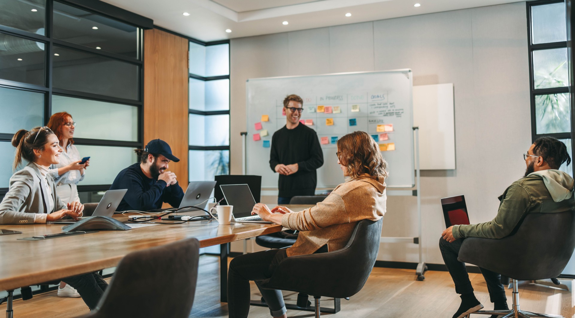 Collaborazione dinamica: professionisti diversi in un incontro d'affari produttivo